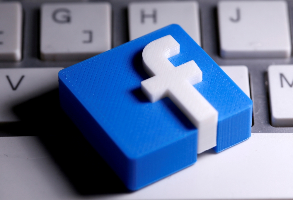A 3D-printed Facebook logo is seen placed on a keyboard in this illustration taken March 25, 2020. (REUTERS/Dado Ruvic/Illustration/File Photo)
