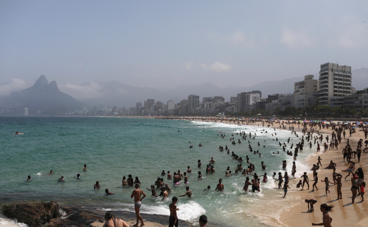 People enjoy Ipanema beach, amid the outbreak of the coronavirus disease (COVID-19), in Rio de Janeiro, Brazil September 13, 2020. REUTERS/Pilar Olivares

