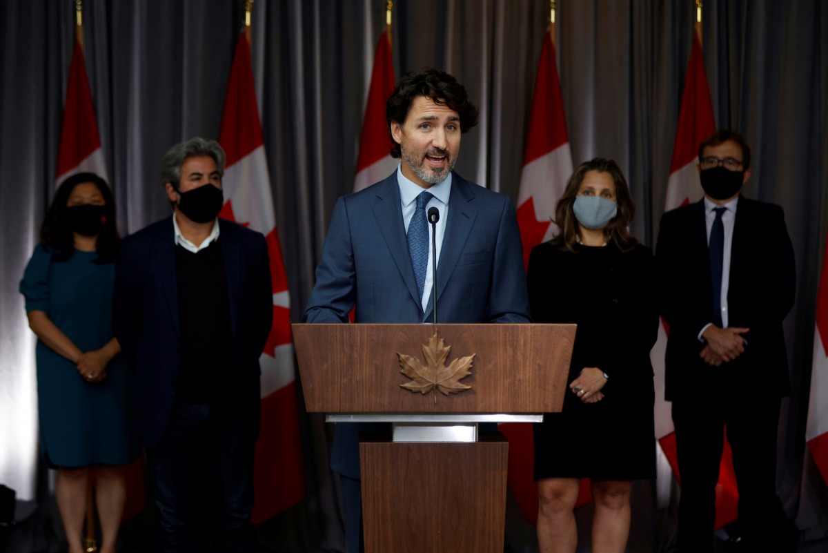 Canada's Prime Minister Justin Trudeau, with Cabinet Ministers behind, speaks to media following a cabinet retreat in Ottawa, Ontario, Canada September 16, 2020. REUTERS / Blair Gable
