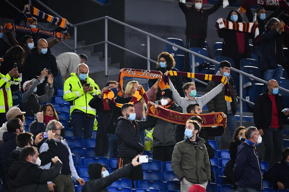 AS Roma fans cheer prior to the Italian Serie A football match Roma vs Juventus on September 27, 2020 at the Olympic stadium in Rome. / AFP / Tiziana FABI