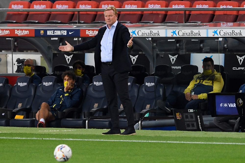 Barcelona's Dutch coach Ronald Koeman gestures during the Spanish league football match FC Barcelona against Villarreal CF at the Camp Nou stadium in Barcelona on September 27, 2020. / AFP / Josep LAGO
