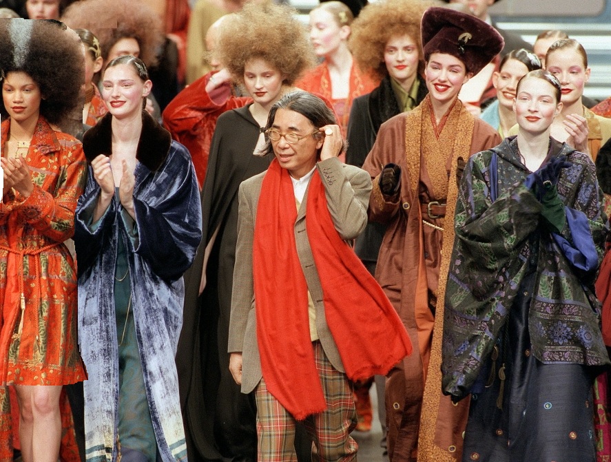 (FILES) In this file photo taken on March 13, 1998 Japanese fashion designer Kenzo (C) salutes the audience at the end of his's ready-to-wear Fall/Winter 1998/99 collection presentation in Paris.  / AFP / Joël SAGET
