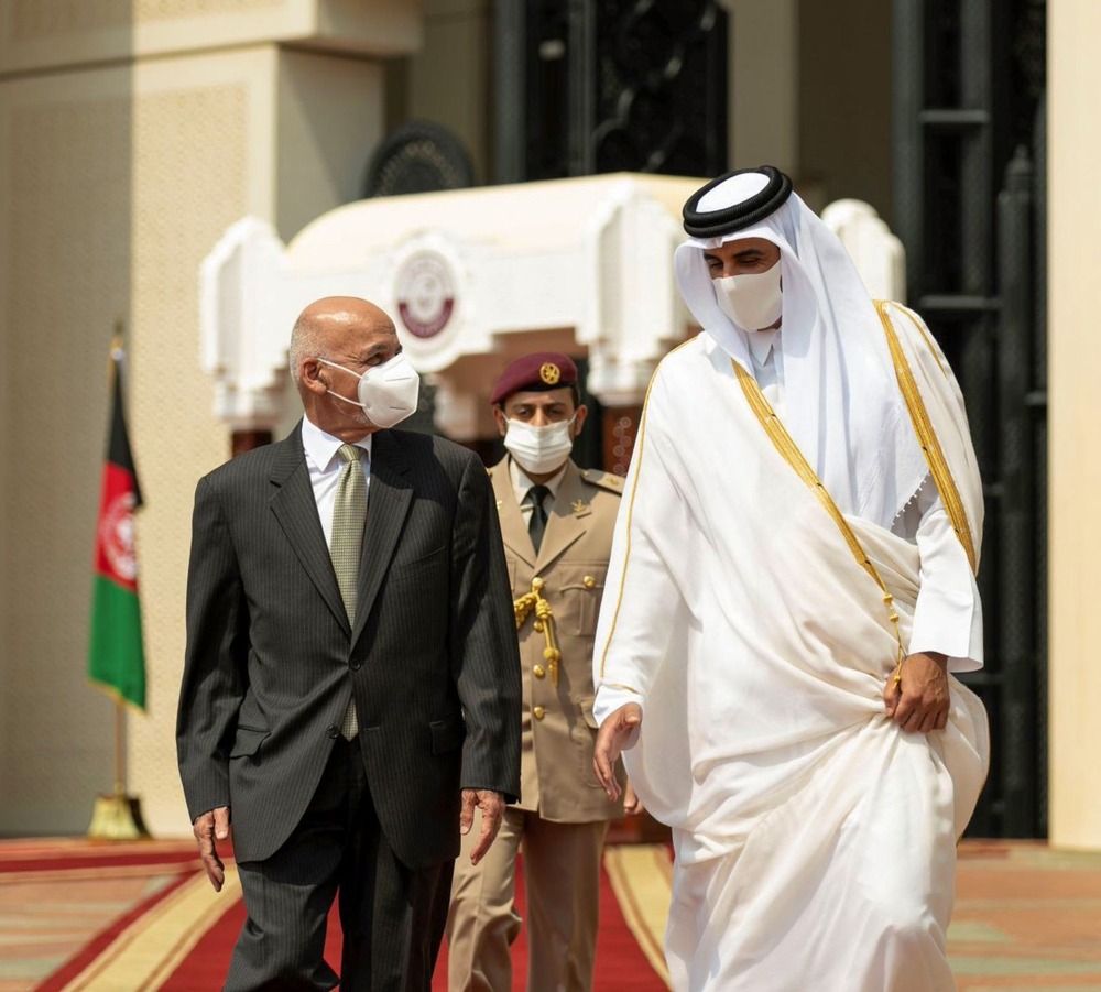 A handout picture released by the Qatar News Agency (QNA)on October 6, 2020 shows Qatar's ruler Emir Sheikh Tamim bin Hamad Al-Thani (R) welcomes Afghani president Ashraf Ghani ahead of their meeting in the capital Doha. / AFP / Qatar News Agency / HO / 
