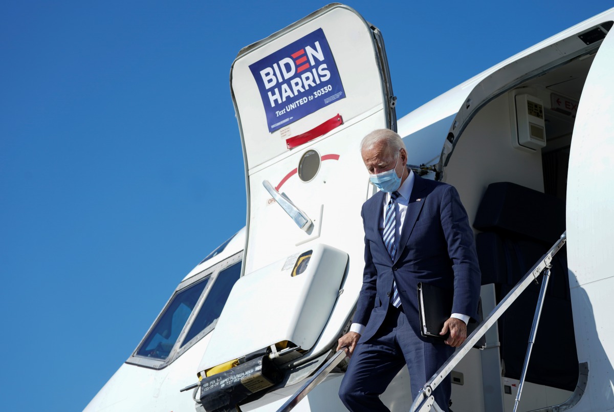 U.S. Democratic presidential candidate Joe Biden steps from his plane en route to a campaign event in Pennsylvania at Hagerstown Regional Airport in Hagerstown, Maryland, U.S., October 6, 2020. REUTERS/Kevin Lamarque
