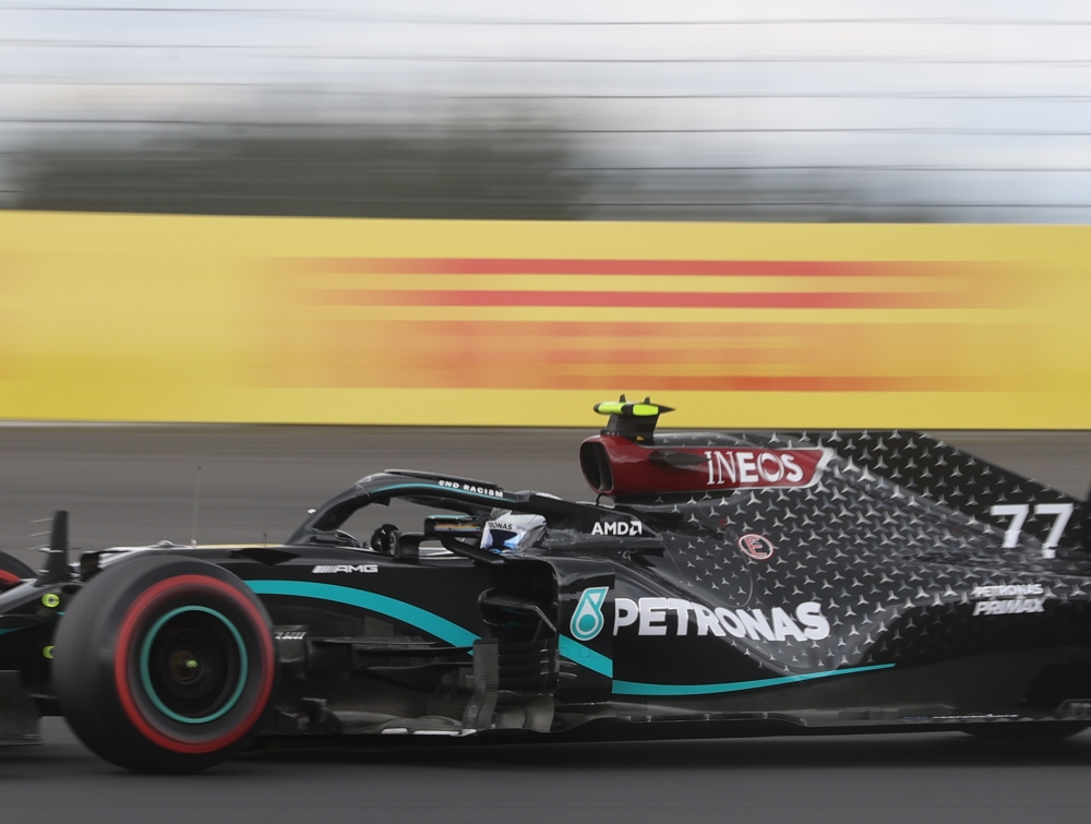 Mercedes' Finnish driver Valtteri Bottas races during the German Formula One Eifel Grand Prix at the Nuerburgring circuit in Nuerburg, western Germany, on October 11, 2020. / AFP / POOL / WOLFGANG RATTAY