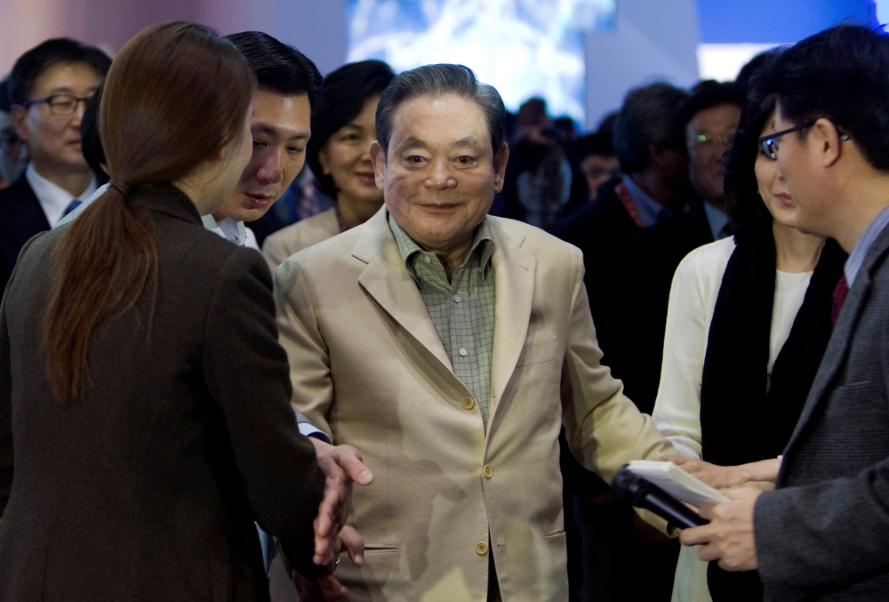 Samsung Electronics Chairman Lee Kun-hee meets with reporters after touring the Samsung booth at the 2012 International Consumer Electronics Show (CES) in Las Vegas, Nevada January 12, 2012. REUTERS/Steve Marcus/File Photo