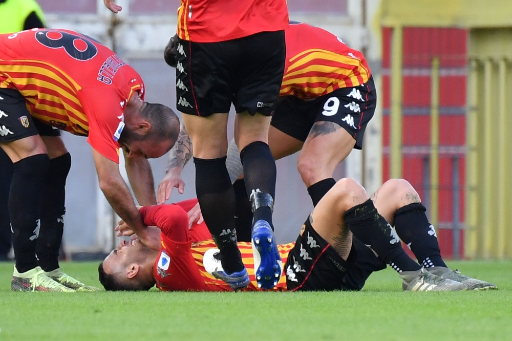 Benevento's Italian midfielder Roberto Insigne (C down) celebratres with his team mates after scoring a goal during the Italian Serie A football match between Benevento and Napoli on October 25, 2020 at the Ciro Vigorito stadium in Benevento, southern Ita