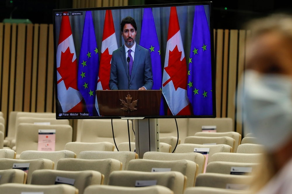 Prime Minister of Canada Justin Trudeau on a screen speaks during a joint press conference with European Council President following a virtual EU - Canada Summit in Brussels, on October 29, 2020. / AFP / EPA / Olivier Hoslet 