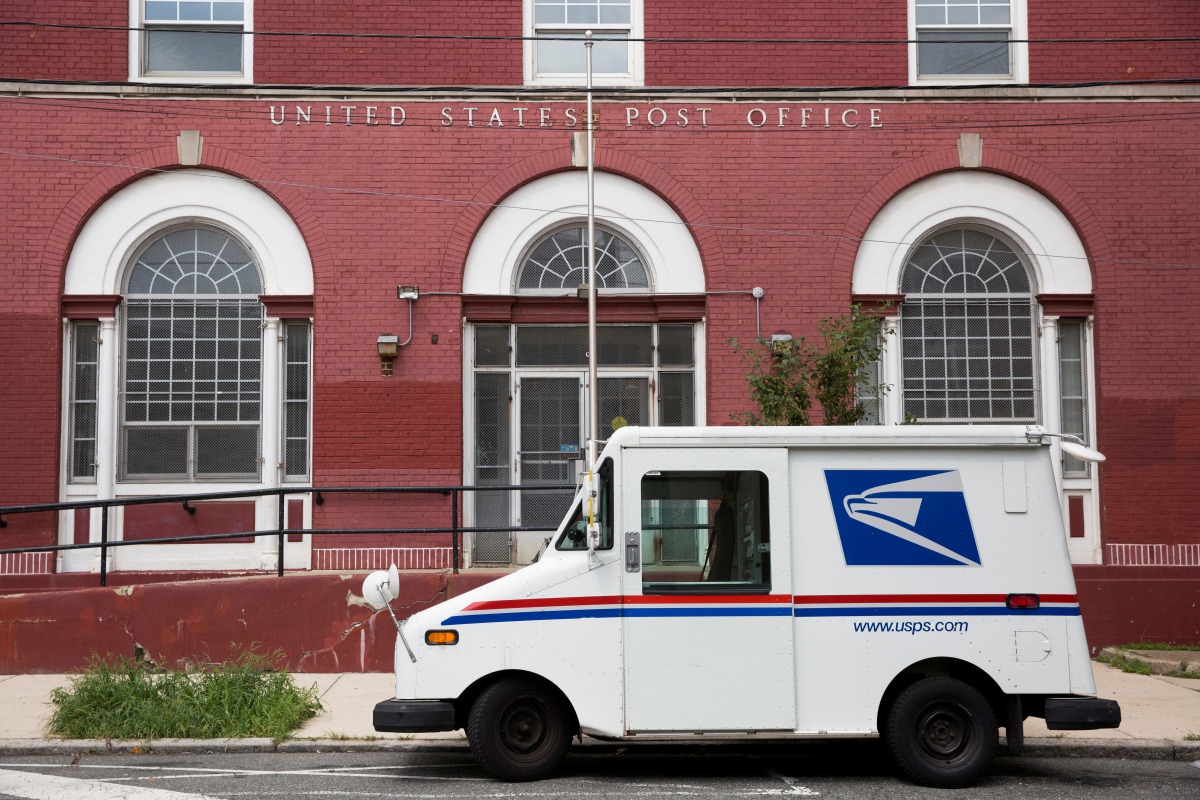 FILE PHOTO: A U.S. Postal Service (USPS) post office in Philadelphia, Pennsylvania, U.S. August 14, 2020. REUTERS/Rachel Wisniewski/File Photo
