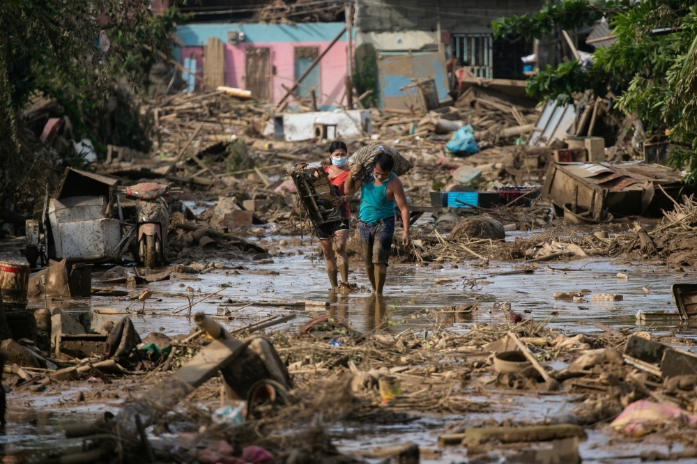 Residents retrieve belongings from their submerged village following floods caused by Typhoon Vamco, in Rodriguez, Rizal province, Philippines, November 14, 2020. REUTERS/Eloisa Lopez