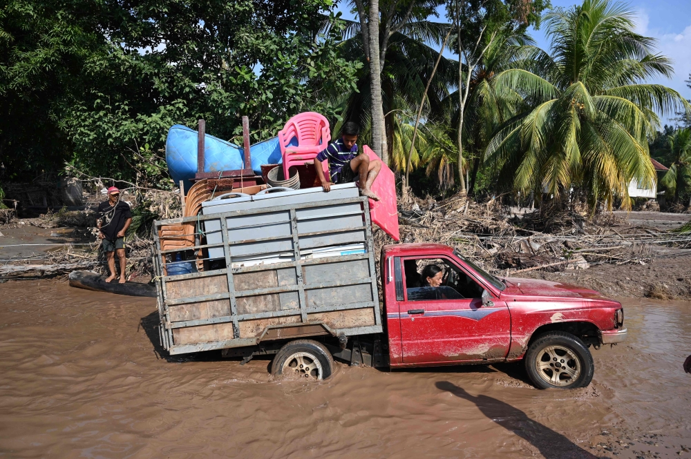 Workers of banana fields evacuate the area in El Progreso, Yoro department, Honduras, on November 14, 2020, before the arrival of tropical storm Iota. Less than two weeks after powerful storm Eta killed more than 200 people across Central America, authori