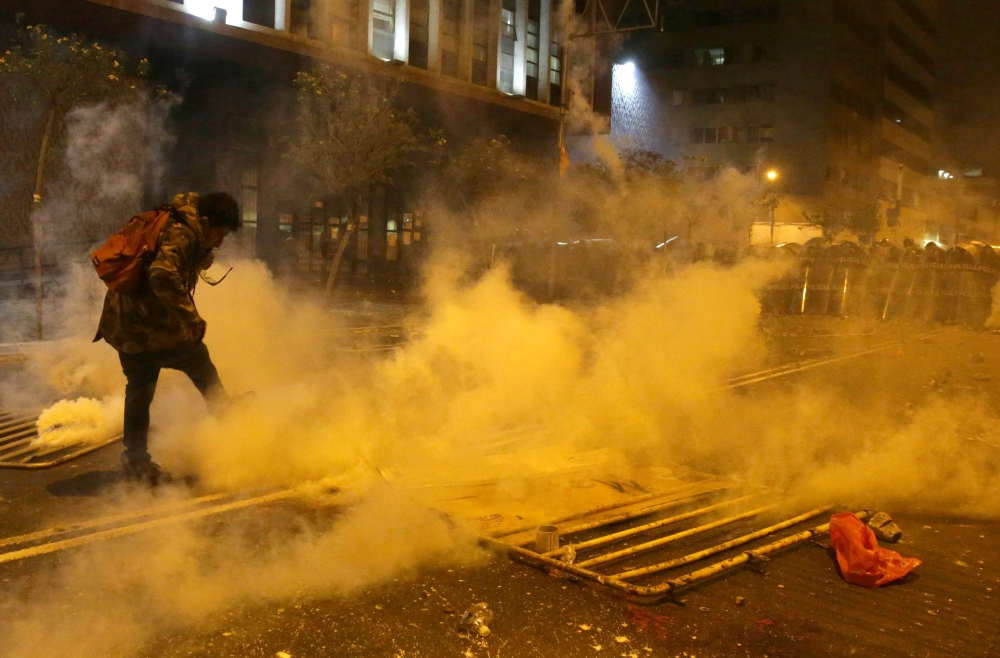 A demonstrator clashes with police during a protest against the decision of Congress to remove former President Martin Vizcarra, in Lima, Peru November 14, 2020. Reuters/Sebastian Castaneda