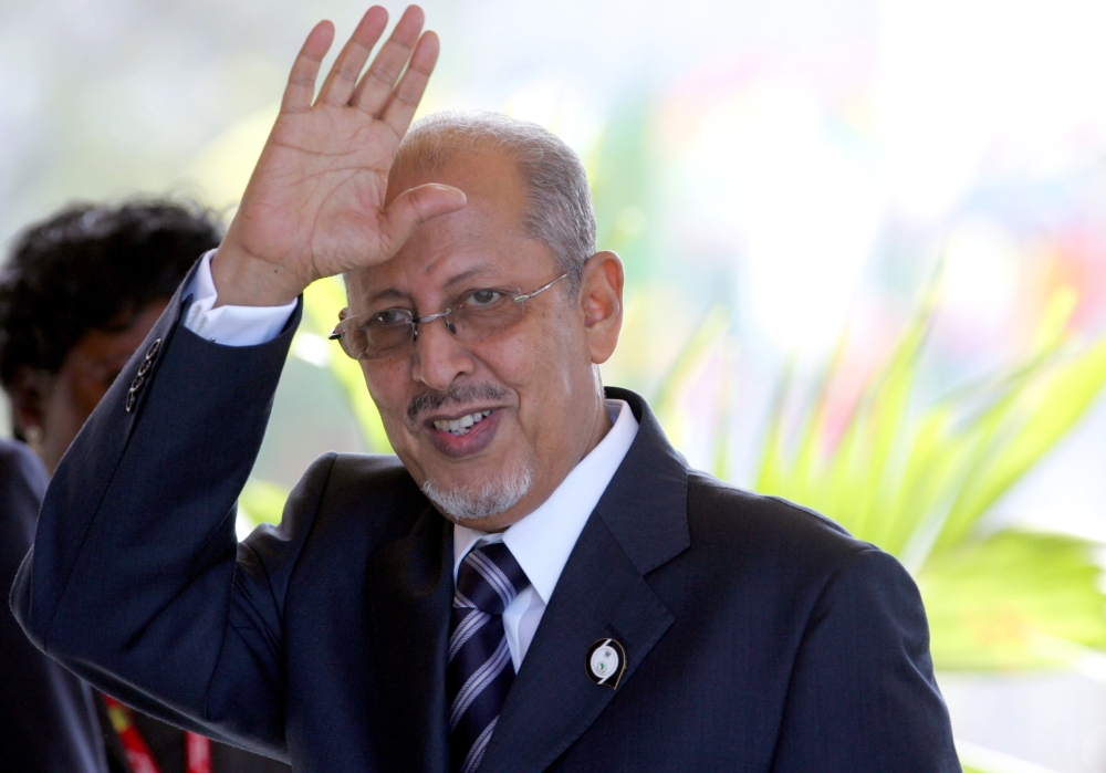 Mauritanian President Sidi Mohamed Ould Cheikh Abdallahi greets journalists upon arriving at the Accra International Conference Centre centre, Ghana, to attend the opening of the African Union Summit of Heads of State and Governments. AFP / Issouf SANOGO