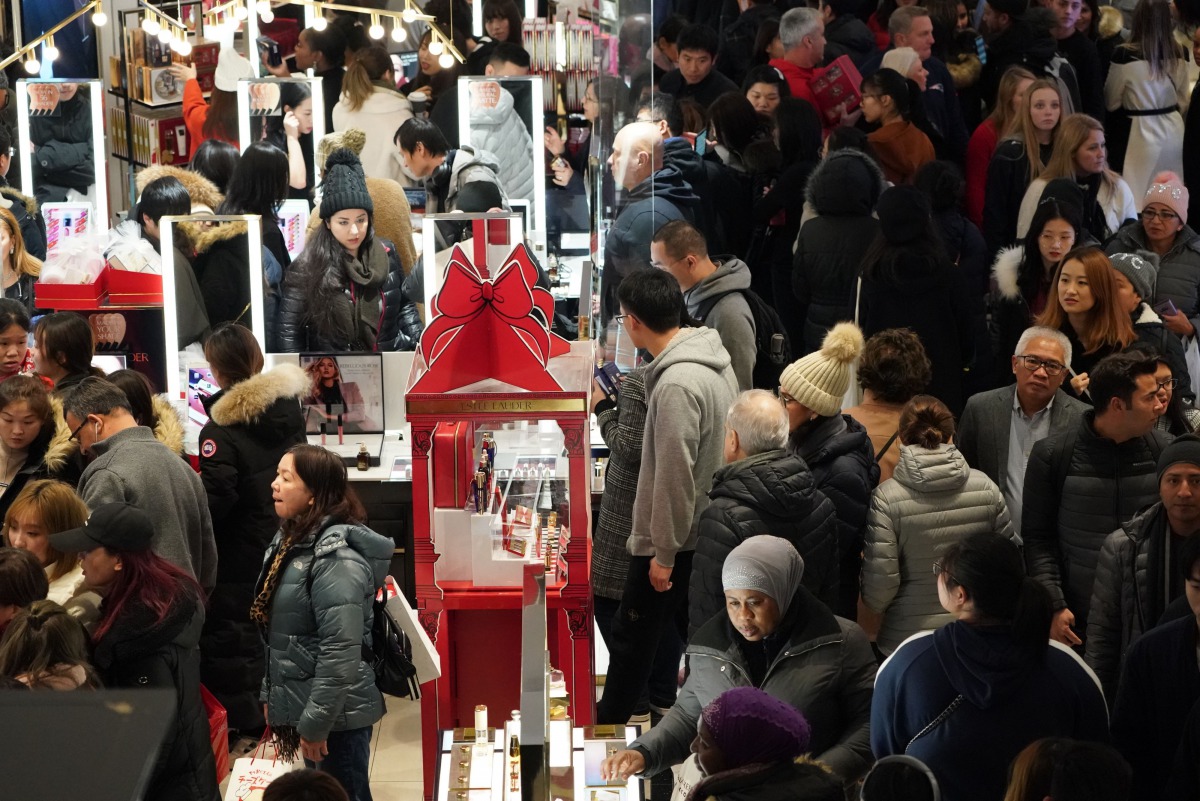 (FILES) In this file photo taken on November 28, 2019 consumers begin their Black Friday specials shopping, as Macy’s opens their doors at 5pm on Thanksgiving Day in New York. / AFP / Bryan R. Smith
