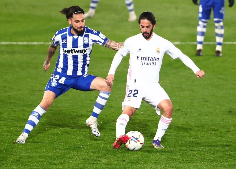 Deportivo Alaves' Jota in action with Real Madrid's Isco REUTERS/Javier Barbancho