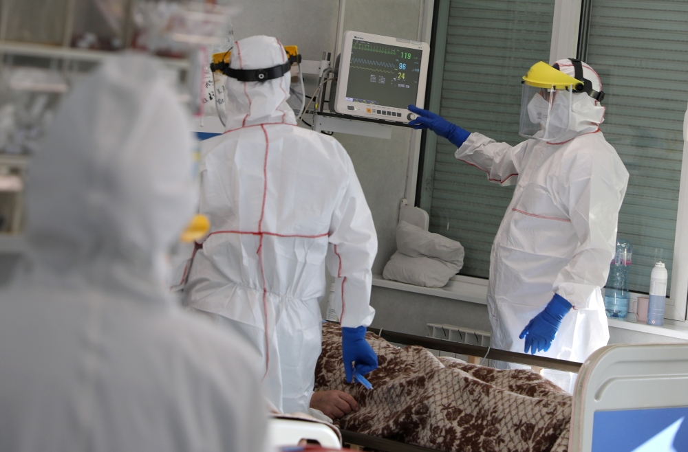 Medical workers treat a patient suffering from the coronavirus disease (COVID-19) at Saint Anna hospital in Sofia, Bulgaria, November 27, 2020. REUTERS/Stoyan Nenov
