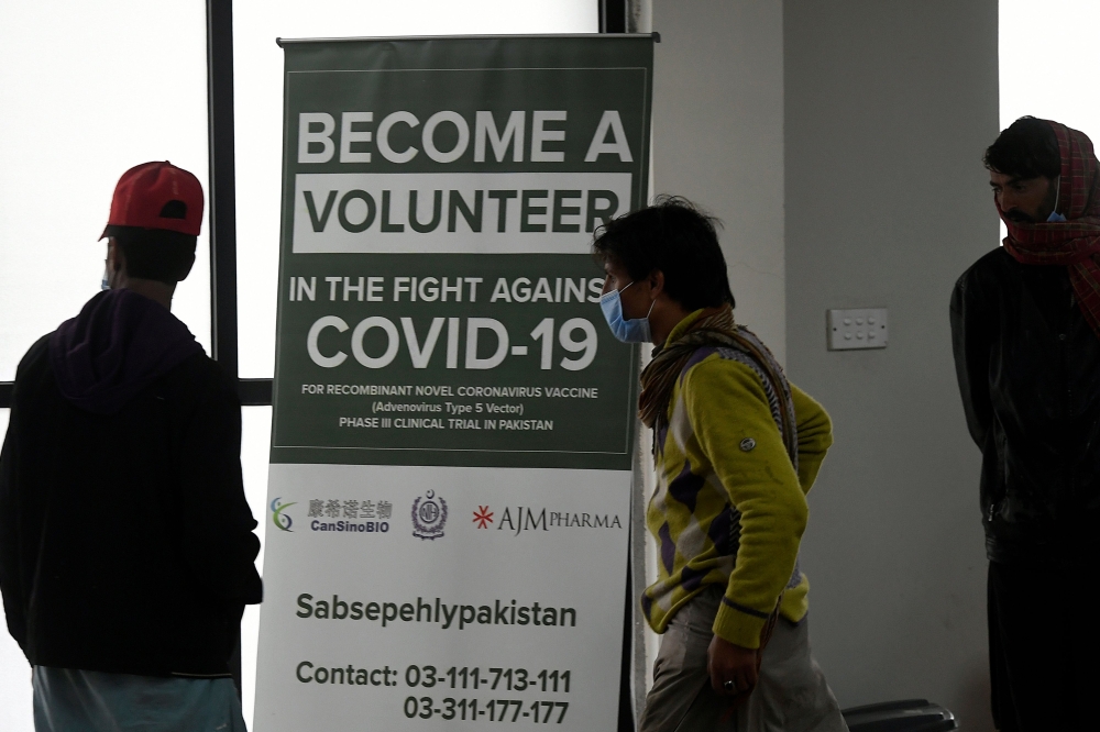 In this picture taken on November 25, 2020 volunteers wait to be administered the new Chinese-made vaccine for the Covid-19 coronavirus, the first ever Phase 3 clinical trial for any vaccine in Pakistan, at a hospital in Islamabad. / AFP / Aamir QURESHI
