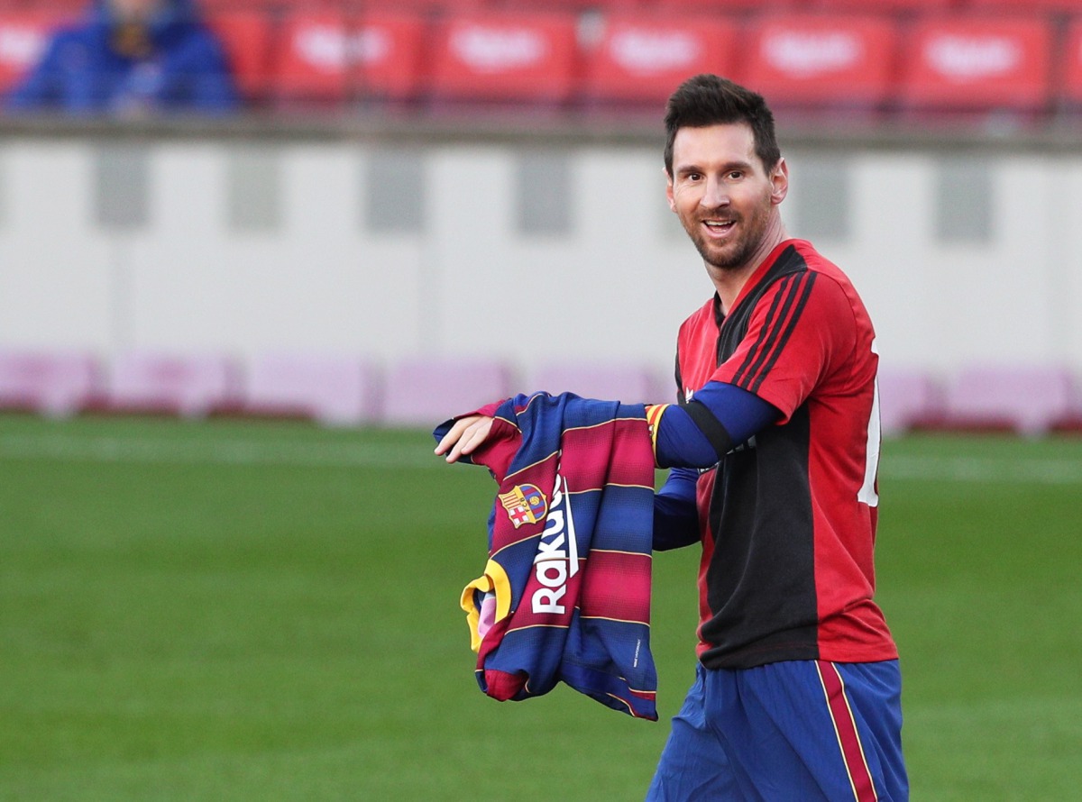 Soccer Football - La Liga Santander - FC Barcelona v Osasuna - Camp Nou, Barcelona, Spain - November 29, 2020 FC Barcelona's Lionel Messi celebrates scoring their fourth goal wearing a Newell's Old Boys shirt in reference to former player Diego Maradona R