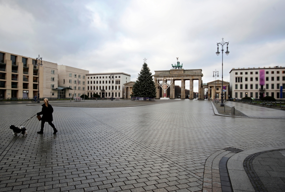 A view of Brandenburg Gate on the first day of a nationwide lockdown amid the coronavirus disease (COVID-19) pandemic in Berlin, Germany, December 16, 2020. REUTERS/Hannibal Hanschke