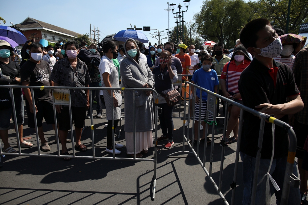 People line up to buy shrimps from anti government protesters selling shrimps in front of government house amidst the coronavirus disease (Covid-19) outbreak in Bangkok, Thailand December 26, 2020. Reuters/Soe Zeya Tun