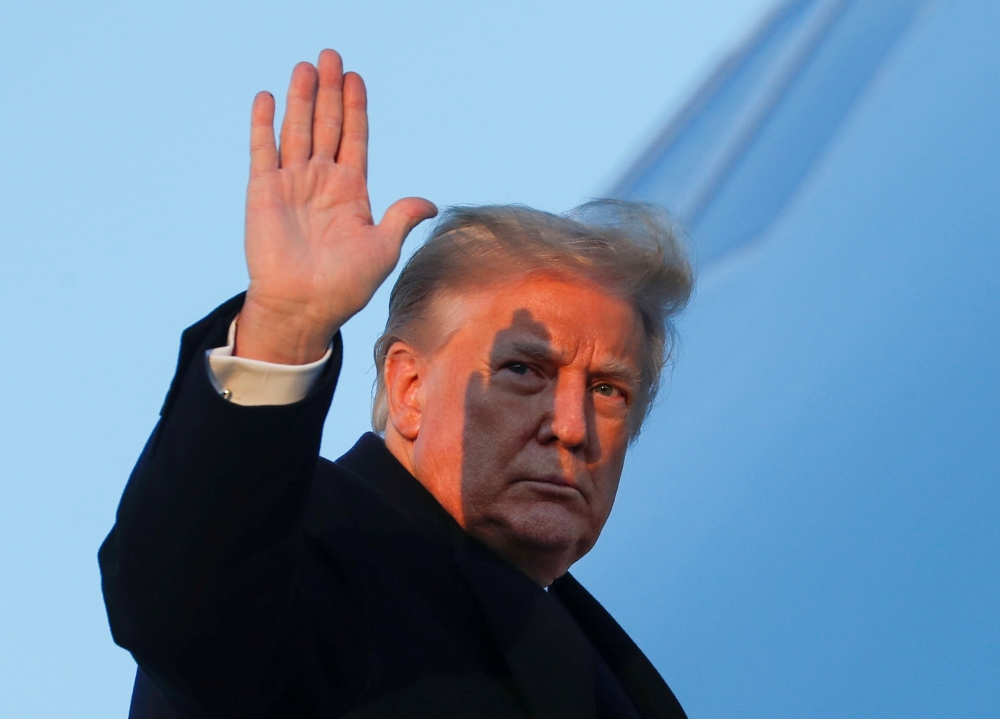 U.S. President Donald Trump waves as he boards Air Force One at Joint Base Andrews in Maryland, U.S., December 23, 2020. (REUTERS/Tom Brenner)