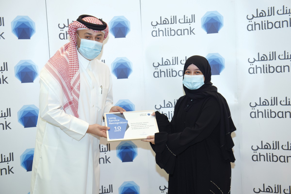 Ahlibank CEO, Hassan AlEfrangi honouring a long-serving employee.