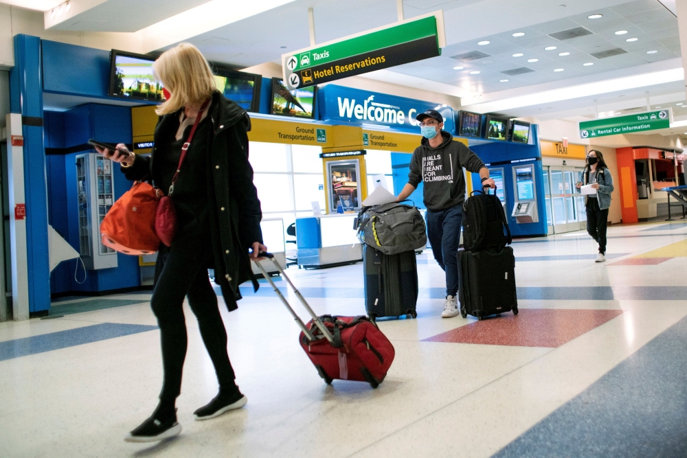 Passengers arrive on a flight from London amid new restrictions to prevent the spread of coronavirus disease (COVID-19) at JFK International Airport in New York City, U.S., December 21, 2020. REUTERS/Eduardo Munoz/File Photo