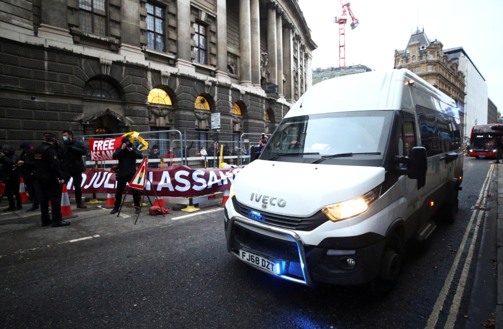 A prison van arrives at the Old Bailey, the Central Criminal Court as members of the media wait for WikiLeaks founder Julian Assange's arrival, in London, Britain, January 4, 2021. Reuters/Hannah McKay