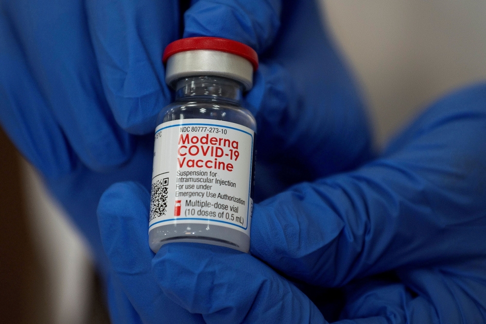 An employee shows the Moderna coronavirus disease (COVID-19) vaccine at Northwell Health's Long Island Jewish Valley Stream hospital in New York, U.S., December 21, 2020. REUTERS/Eduardo Munoz/File Photo/File Photo