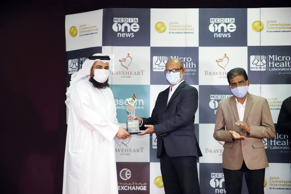 Dr. Mohamed Al Hajri, Director of Emergency Preparedness and Response Department at MoPH, receiving the award.