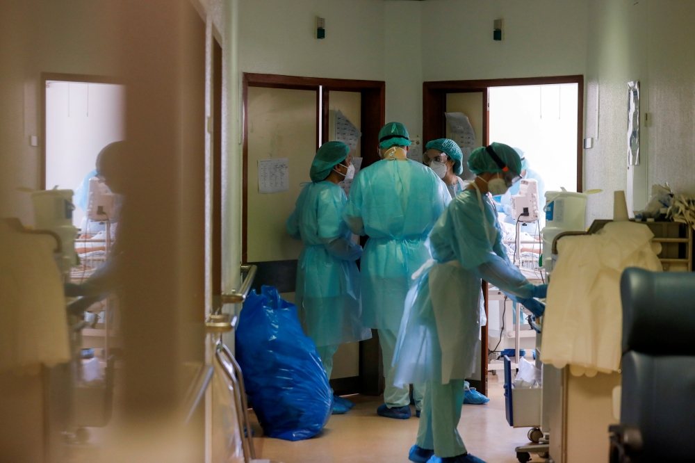 FILE PHOTO: Healthcare workers wear personal protective equipment in Santa Maria Hospital Intermediate care unit, during the coronavirus disease (COVID-19) pandemic in Lisbon, Portugal, January 18, 2021. REUTERS/Pedro Nunes