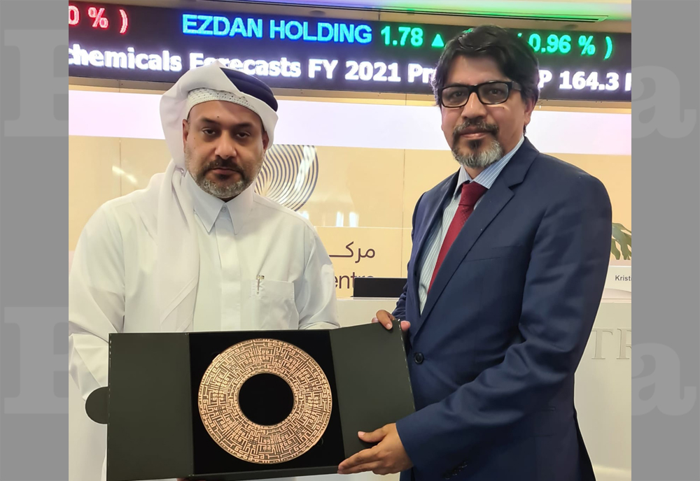 Chief Executive Officer at QFC Authority, Yousuf Mohamed Al Jaida and Ambassador of Bangladesh to Qatar, Md. Jashim Uddin with a memento.