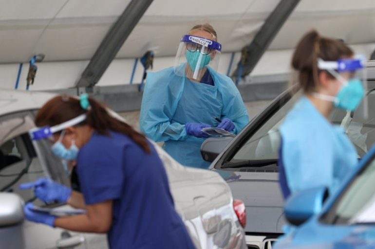 Medical workers administer tests at the Bondi Beach drive-through coronavirus disease (COVID-19) testing centre in the wake of an outbreak in Sydney, Australia, December 22, 2020. REUTERS/Loren Elliott/File Photo

