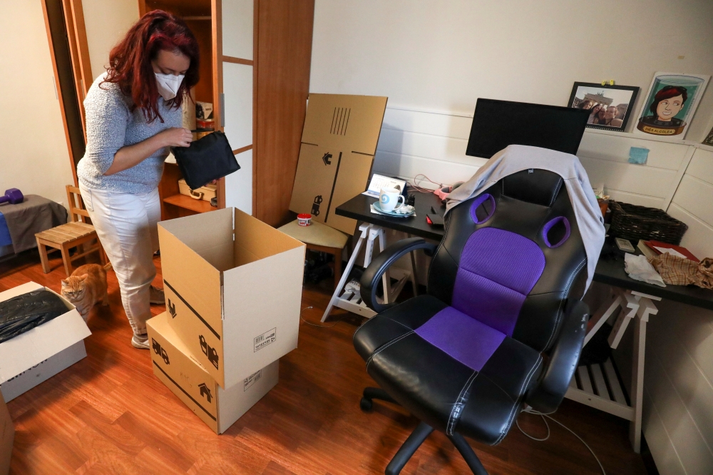 FILE PHOTO: Ines Alcolea places objects inside moving boxes before leaving her rented apartment in Madrid, Spain, October 28, 2020. Picture taken on October 28, 2020. REUTERS/Sergio Perez
