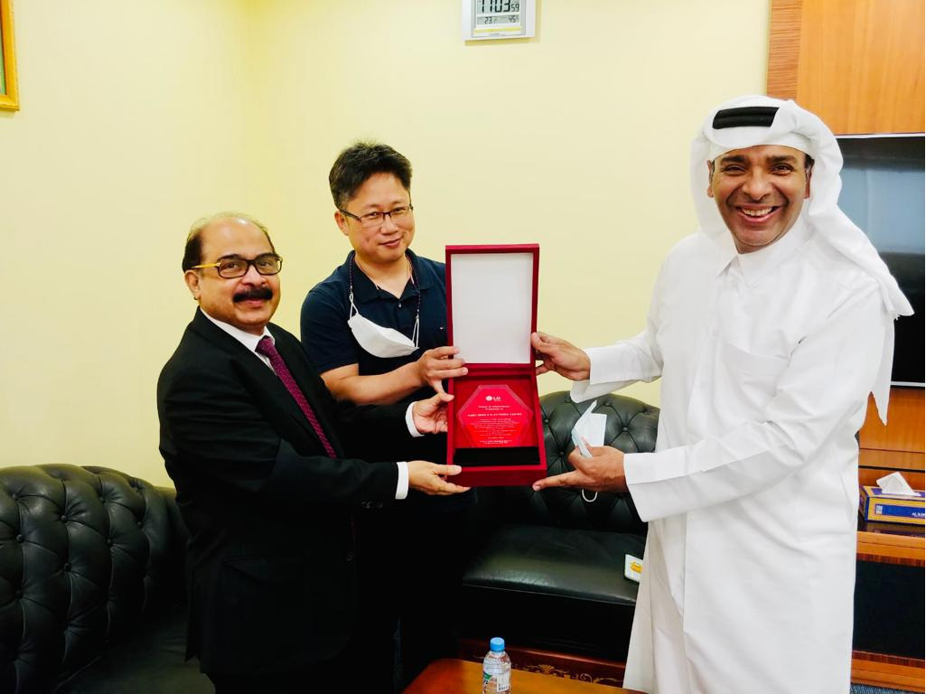 Sajed Jassim Mohammed Sulaiman, Vice-Chairman and Managing Director; C V Rappai, CEO & Director; and Harry Park, General Manager, LG Electronics Qatar, with the plaque of appreciation.