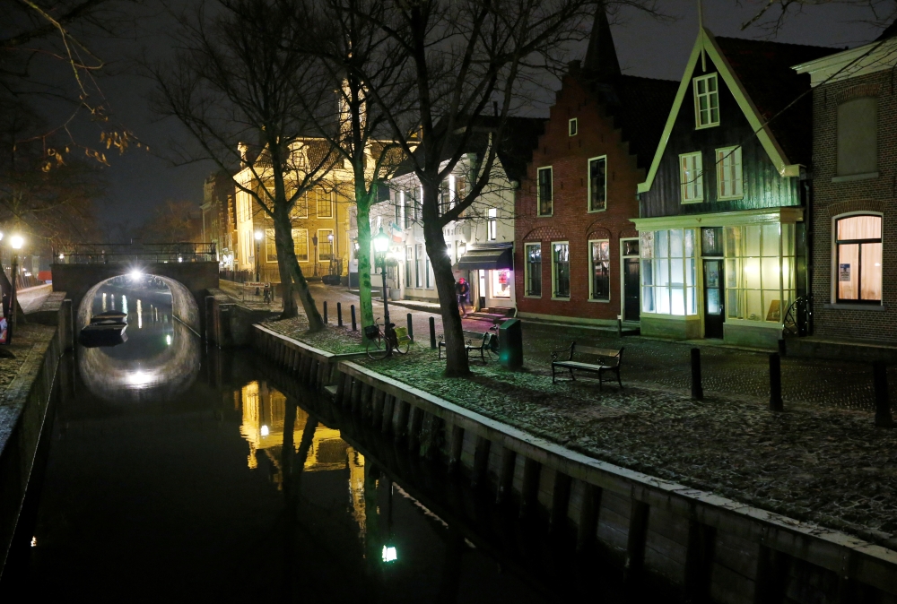 View of a canal at night in Edam-Volendam near Amsterdam, Netherlands February 10, 2017. REUTERS/Francois Lenoir/File Photo