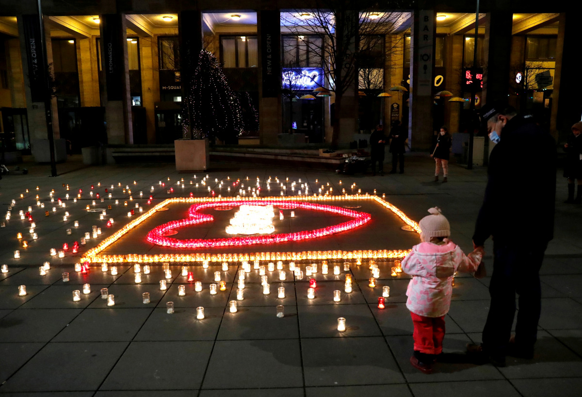 FILE PHOTO: Candles are lit in memory of Hungary's coronavirus disease (COVID-19) victims in Budapest, Hungary, December 21, 2020. REUTERS/Bernadett Szabo/File Photo
