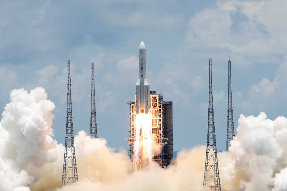 The Long March 5 Y-4 rocket, carrying an unmanned Mars probe of the Tianwen-1 mission, takes off from Wenchang Space Launch Center in Wenchang, Hainan Province, China July 23, 2020. REUTERS/Carlos Garcia Rawlins/File Photo