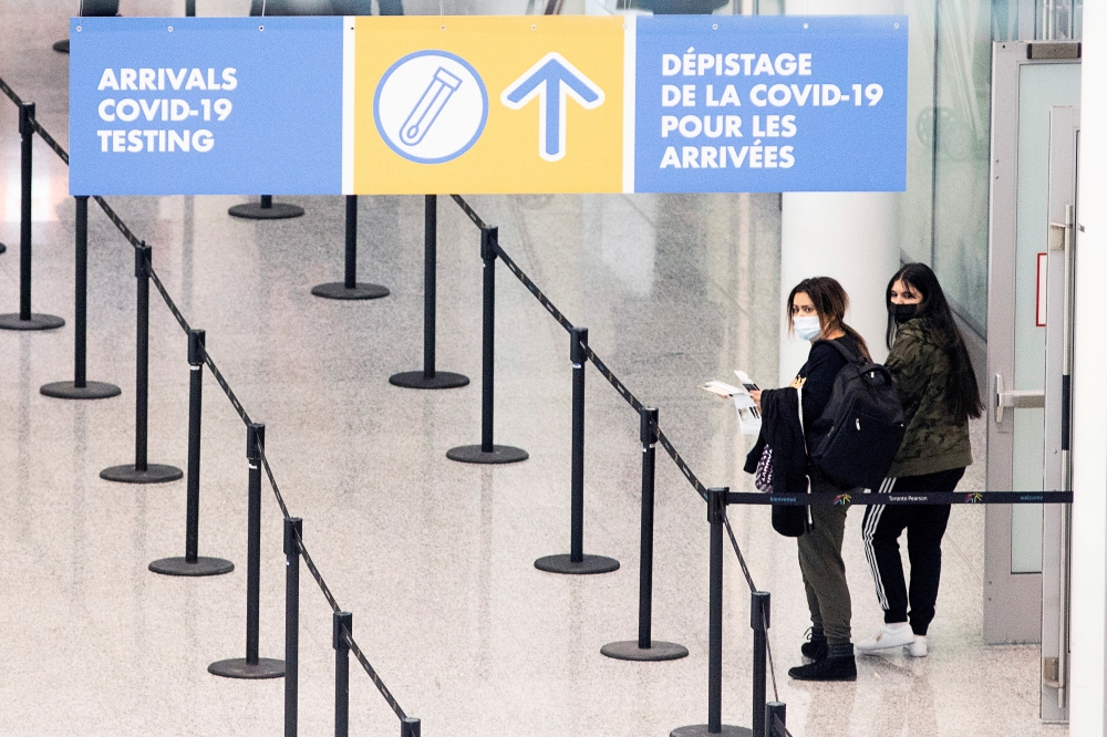 Passengers arrive at Toronto's Pearson airport after mandatory coronavirus disease (COVID-19) testing took effect for international arrivals in Mississauga, Ontario, Canada February 1, 2021. REUTERS/Carlos Osorio/File Photo