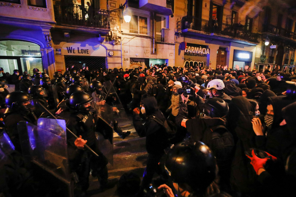 Demonstrators clash with police as supporters of arrested Catalan rapper Pablo Hasel protest in Barcelona, Spain, February 20, 2021. REUTERS/Albert Gea
