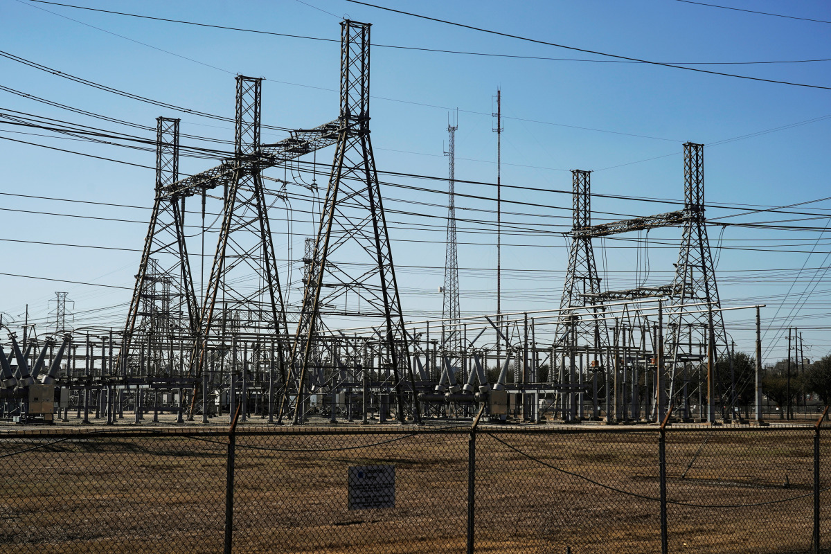 FILE PHOTO: An electrical substation is seen after winter weather caused electricity blackouts in Houston, Texas, U.S. February 20, 2021. REUTERS/Go Nakamura/File Photo
