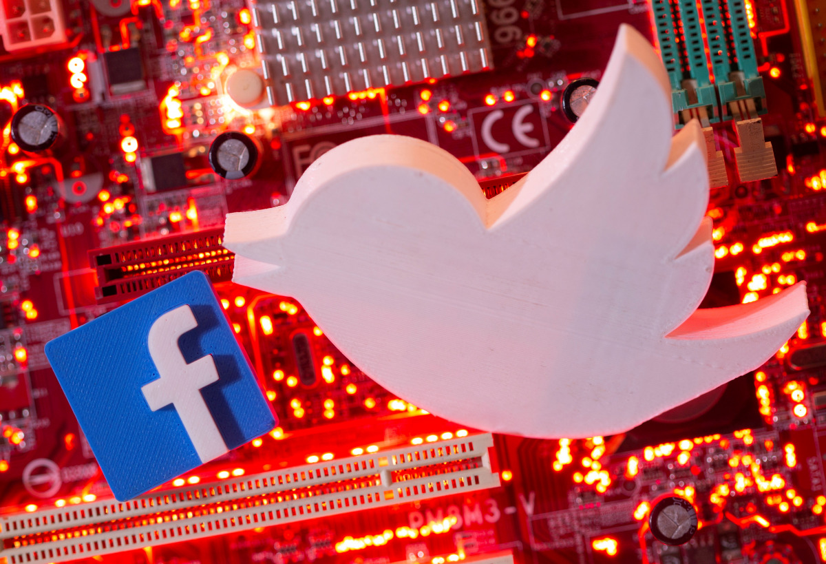 FILE PHOTO: 3D printed Facebook and twitter logos are placed on a computer motherboard in this illustration taken January 21, 2021. REUTERS/Dado Ruvic/Illustration/File Photo
