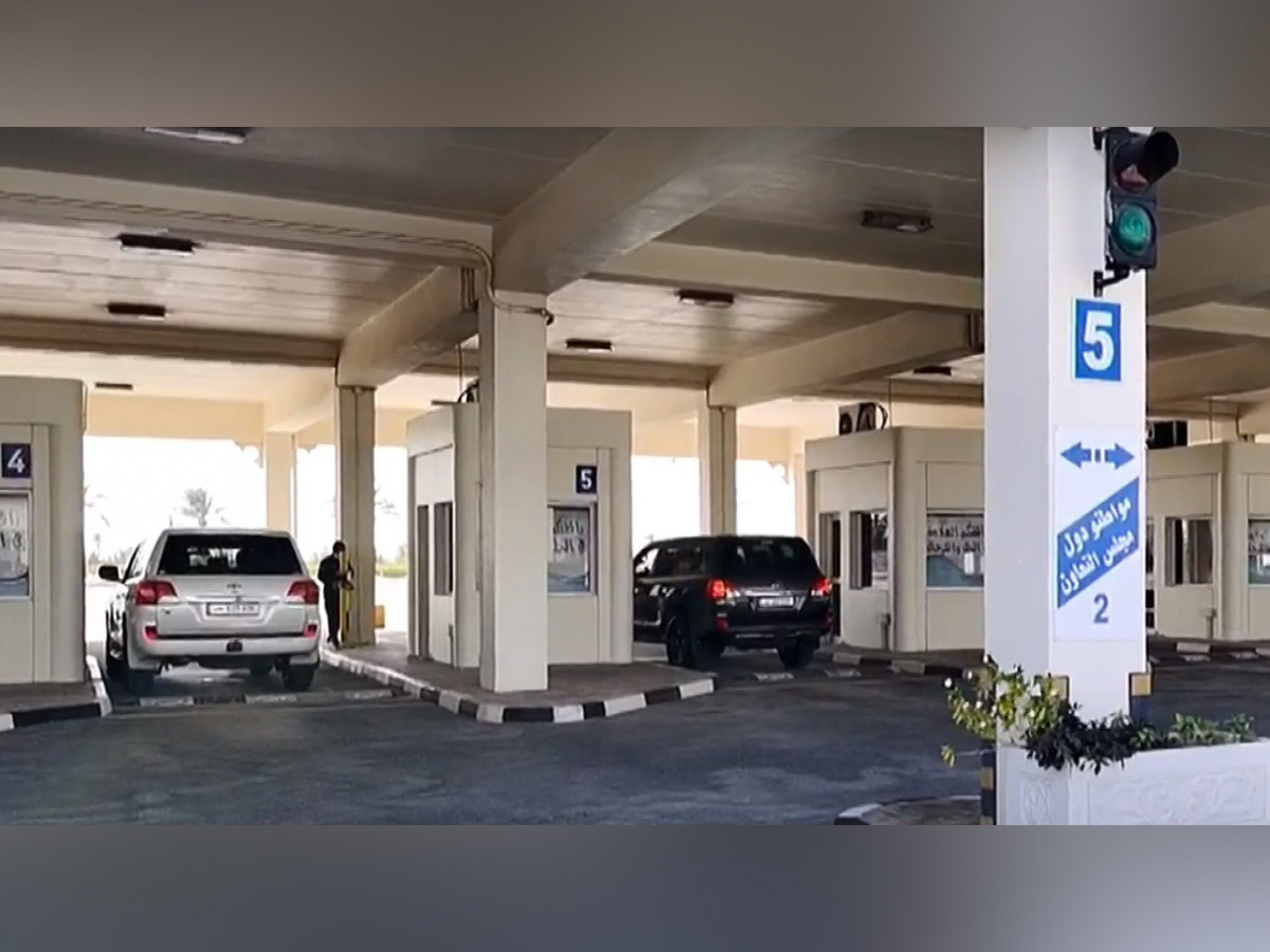 File picture of vehicles crossing the Saudi border