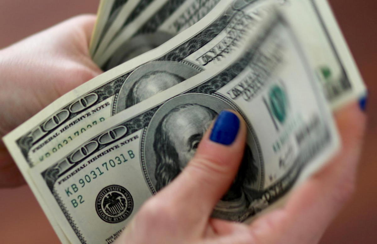 FILE PHOTO: A woman counts U.S. dollar bills in August 28, 2018. REUTERS/Marcos Brindicci/File Photo

