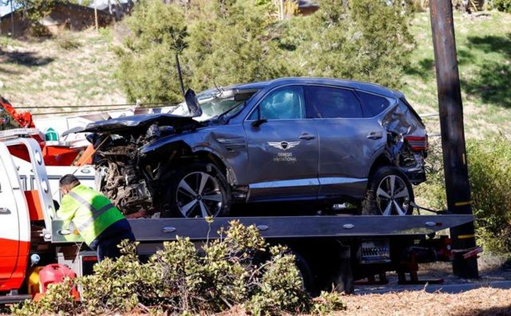 FILE PHOTO: The damaged car of Tiger Woods is towed away after he was involved in a car crash, near Los Angeles, California, U.S., February 23, 2021. REUTERS/Mario Anzuoni
