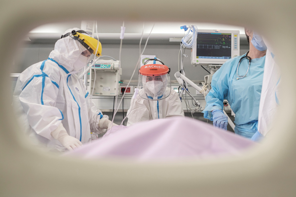 Doctor Tatjana Peric treats a patient suffering from the coronavirus disease (COVID-19) on International Women's Day at the intensive care unit of the Clinical Center of Vojvodina in Novi Sad, Serbia, March 8, 2021. REUTERS/Marko Djurica
