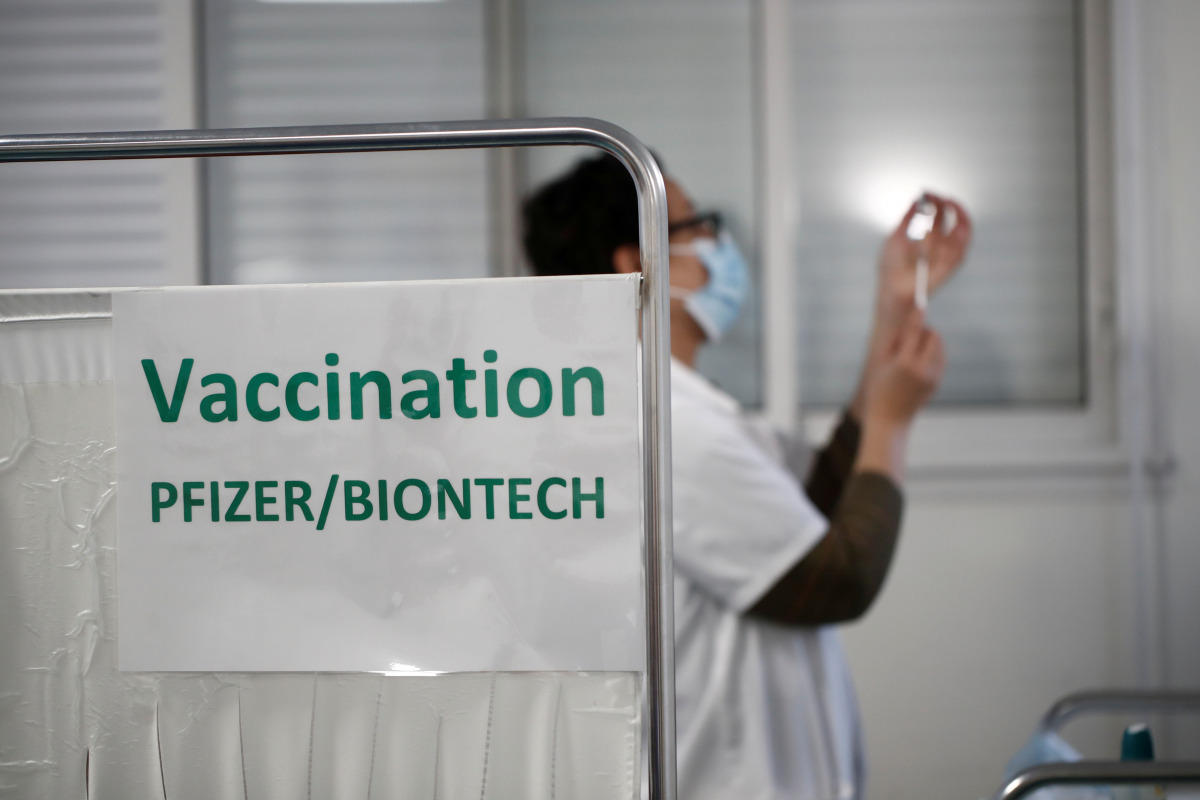 FILE PHOTO: A healthcare worker draws a dose of the Pfizer-BioNTech COVID-19 vaccine at the Clinique de l'Estree - ELSAN private hospital in Stains as part of the coronavirus disease (COVID-19) vaccination campaign in France, March 5, 2021. REUTERS/Benoit