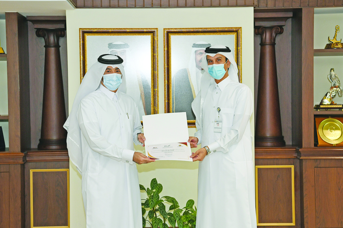 Chairman of the General Authority of Customs, Ahmed bin Abdulla Al Jamal, presenting a certificate to a company under the Authorised Economic Operator Programme.
