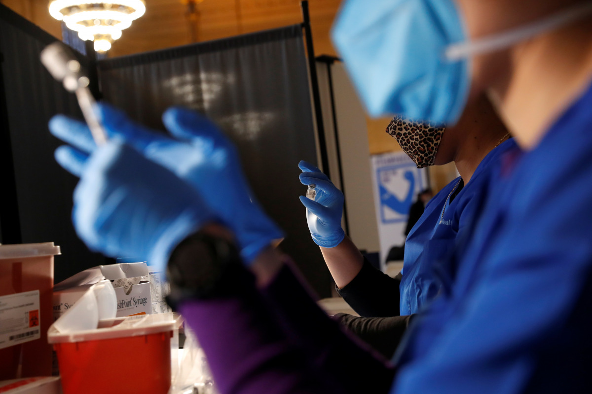 Pharmacists prepare the Pfizer COVID-19 vaccination to be administered to Metropolitan Transportation Authority (MTA) workers at Vanderbilt Hall at Grand Central Terminal in the Manhattan borough of New York, U.S. March 10, 2021. REUTERS/Shannon Stapleton