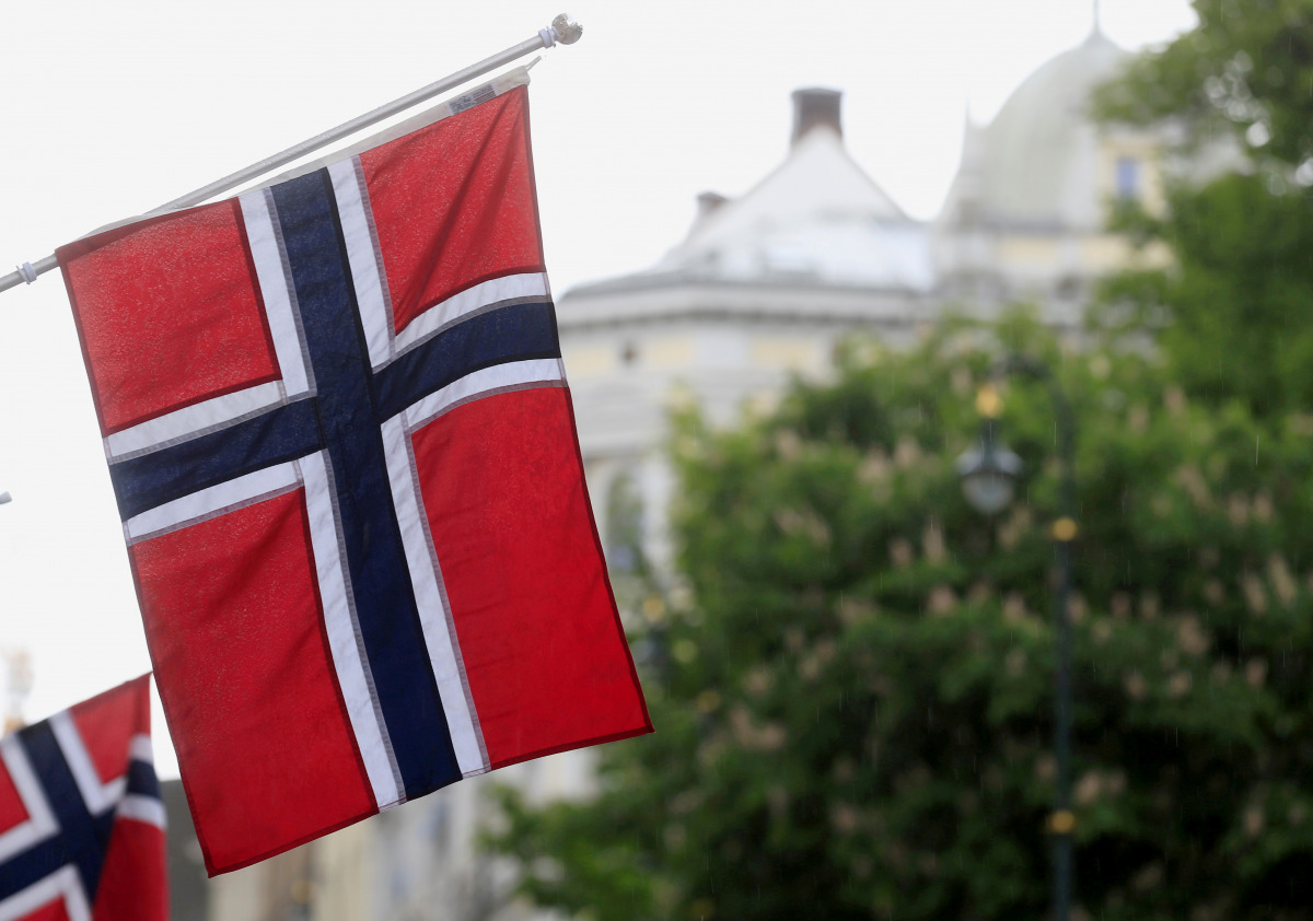 FILE PHOTO: Norwegian flags flutter at Karl Johans street in Oslo, Norway, May 31, 2017. REUTERS/Ints Kalnins//File Photo
